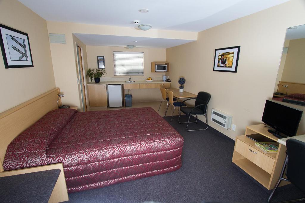 Alhambra Oaks Motor Lodge Dunedin Room photo